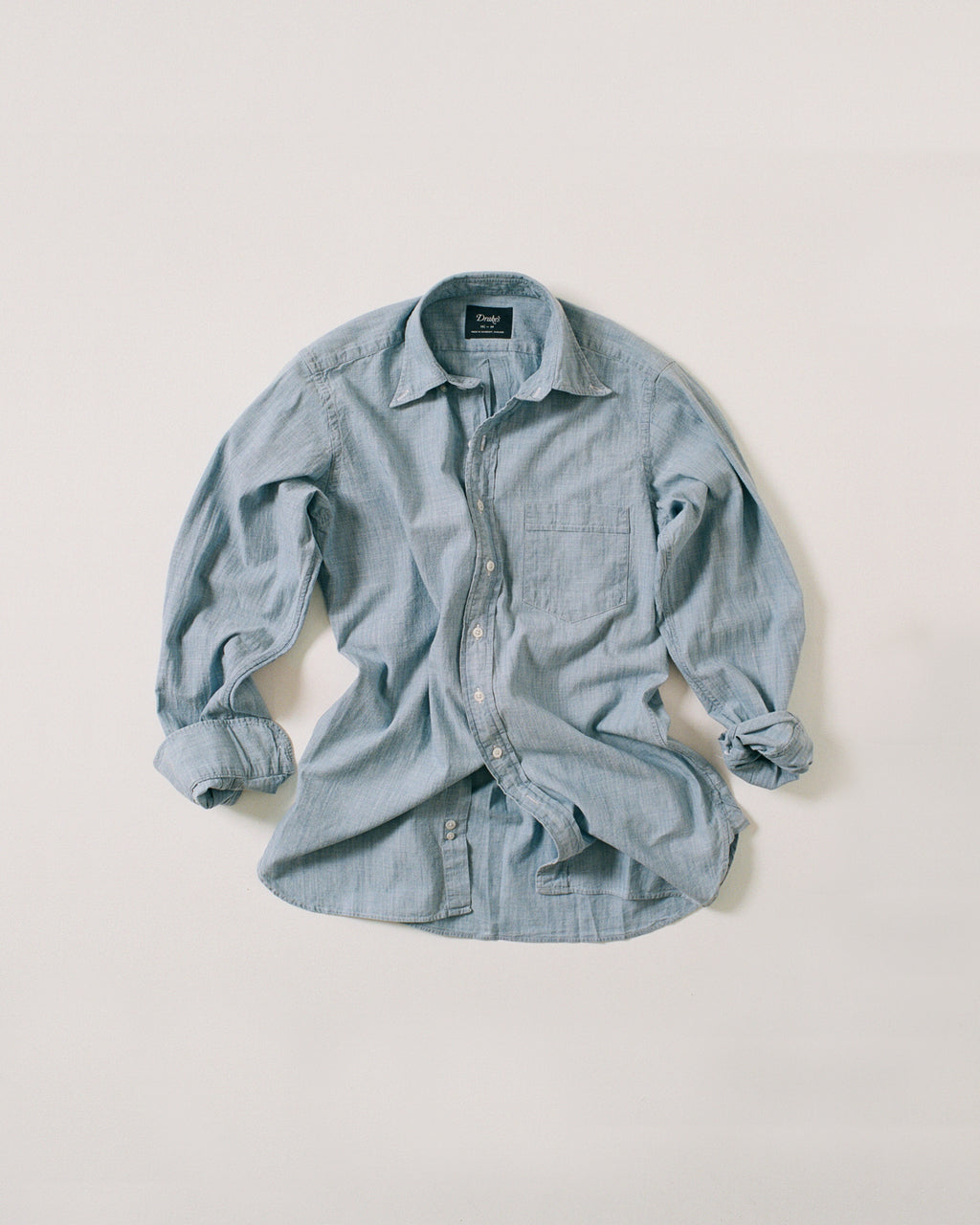 grey blue dress shirt Drake's Cotton Chambray Button-Down Refined comfort defines this Kledingmaten:L The Denzel Washington '90s Top10MOB